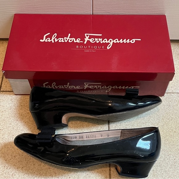 Beautiful Salvatore Ferragamo Black Shoes - Picture 2 of 6